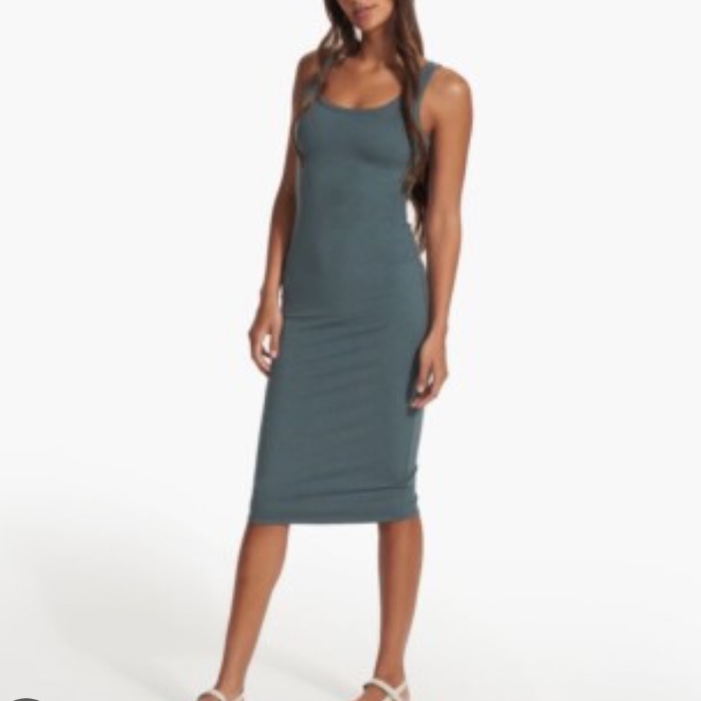 NWOT Vuori halo essential dress